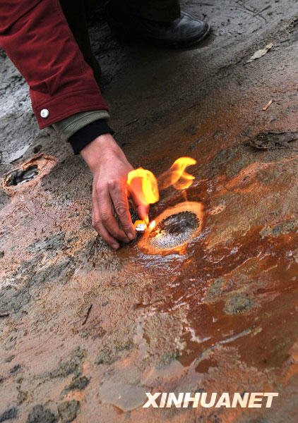 青川地震遗址几百米长河底出现可燃气体(图)